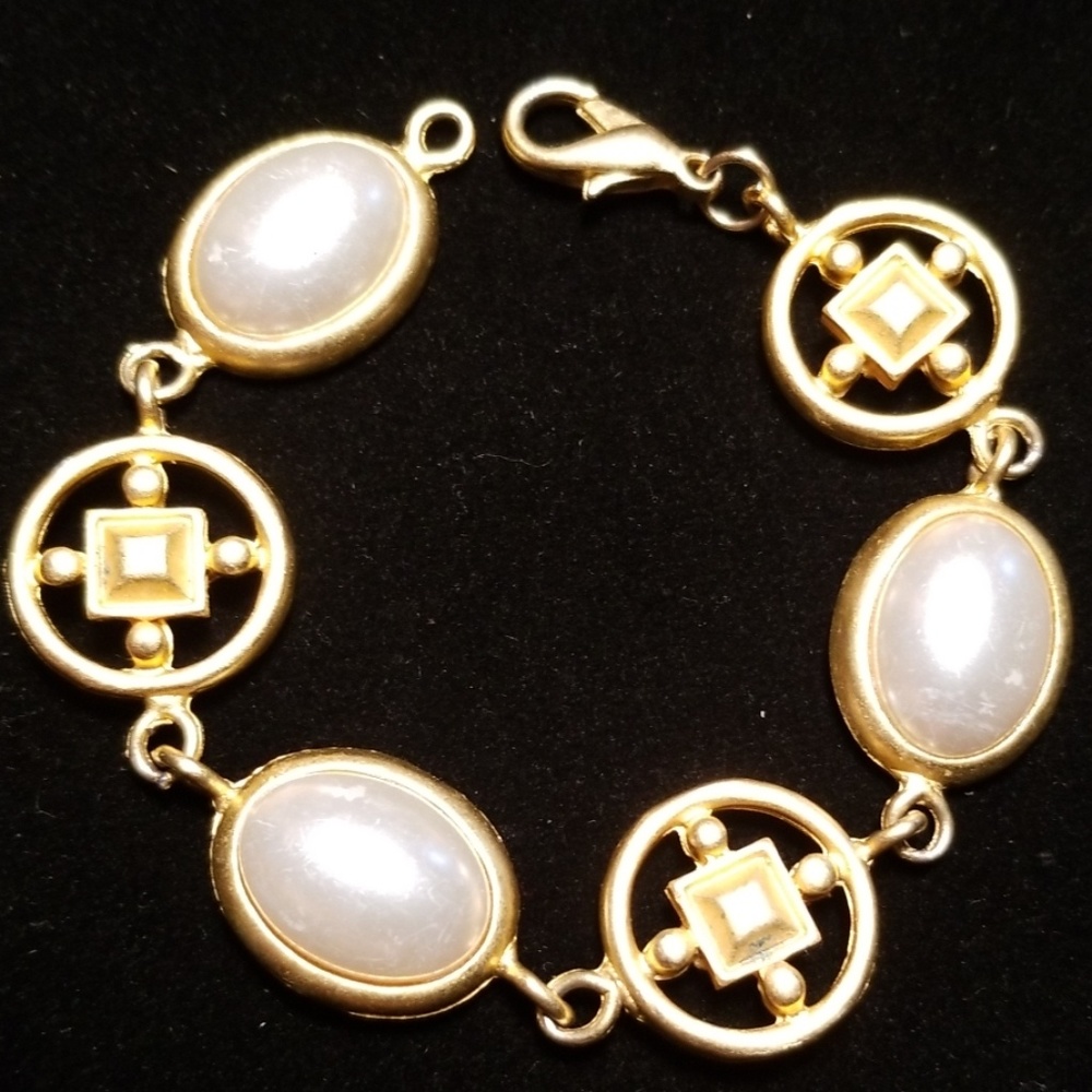 Vintage Mid Century Faux Pearl Brushed Goldtone Metal Lobster Clasp Bracelet - Picture 6 of 12